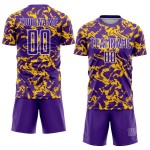 Maillot de football à sublimation, uniforme fluide abstrait or-blanc violet personnalisé Maillot de football à sublimation, uniforme fluide abstrait or-blanc violet personnalisé
