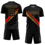 Maillot de football sublimé noir, rouge et ancien, lignes personnalisées, uniforme, diagonale dorée Maillot de football sublimé noir, rouge et ancien, lignes personnalisées, uniforme, diagonale dorée