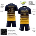 Maillot de football bleu marine à rayures fines, imprimé doré et sublimé Maillot de football bleu marine à rayures fines, imprimé doré et sublimé