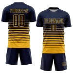 Maillot de football bleu marine à rayures fines, imprimé doré et sublimé Maillot de football bleu marine à rayures fines, imprimé doré et sublimé